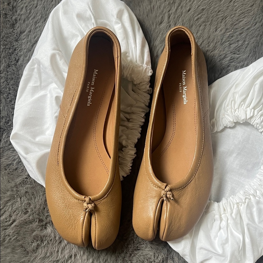 Maison Martin Margiela Women's Beige Leather Tabi Flats